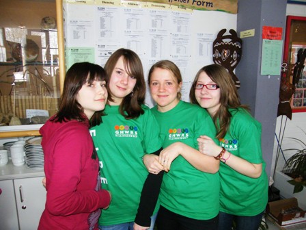 Nicole, Christine und Laura präsentieren die neuen Irland-Shirts