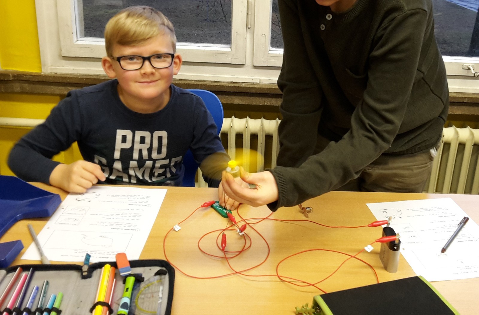 Schüler geschlossener Stromkreis mit Propeller