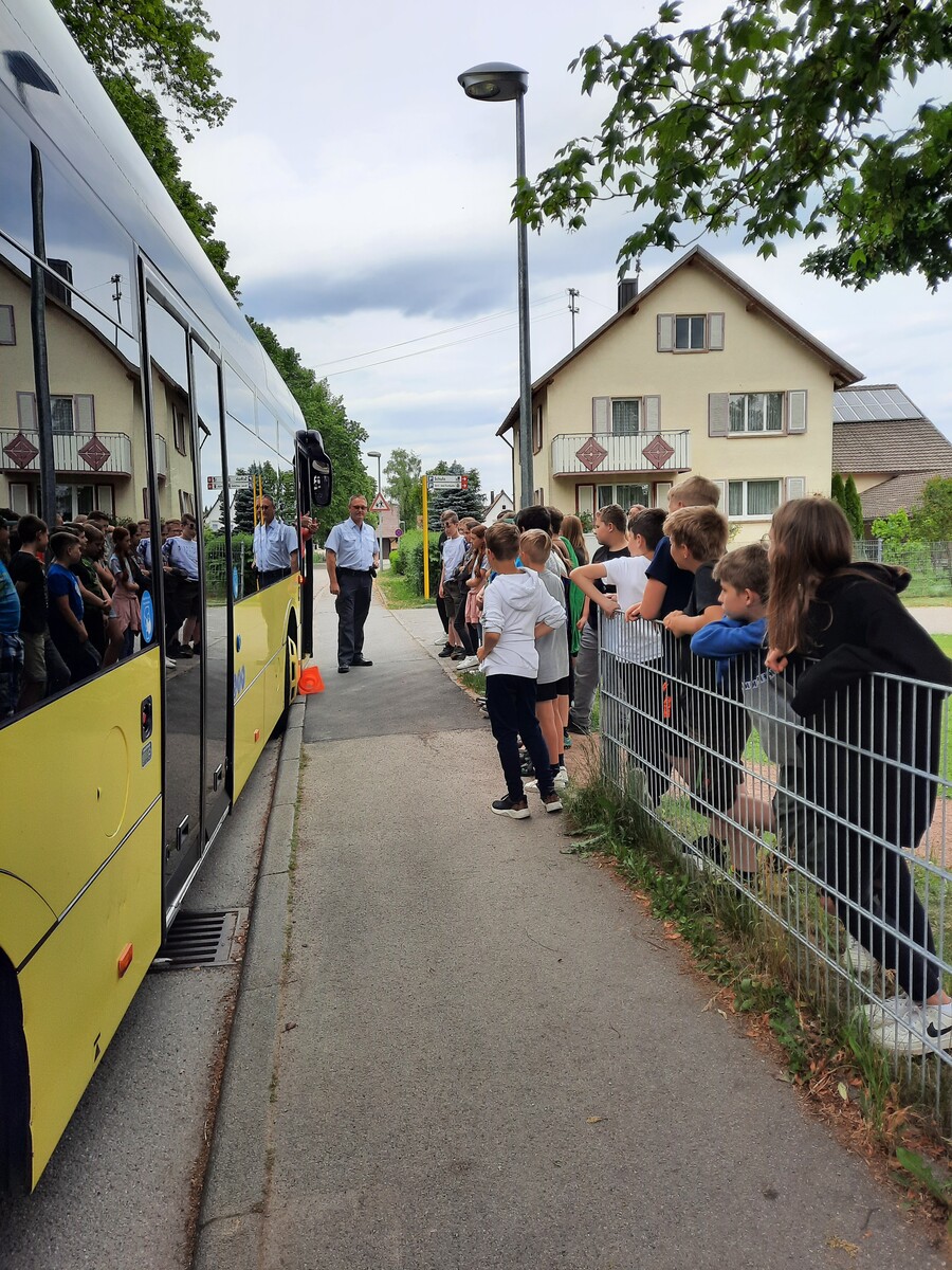 Busschulung mit den Klassen 5 und 6