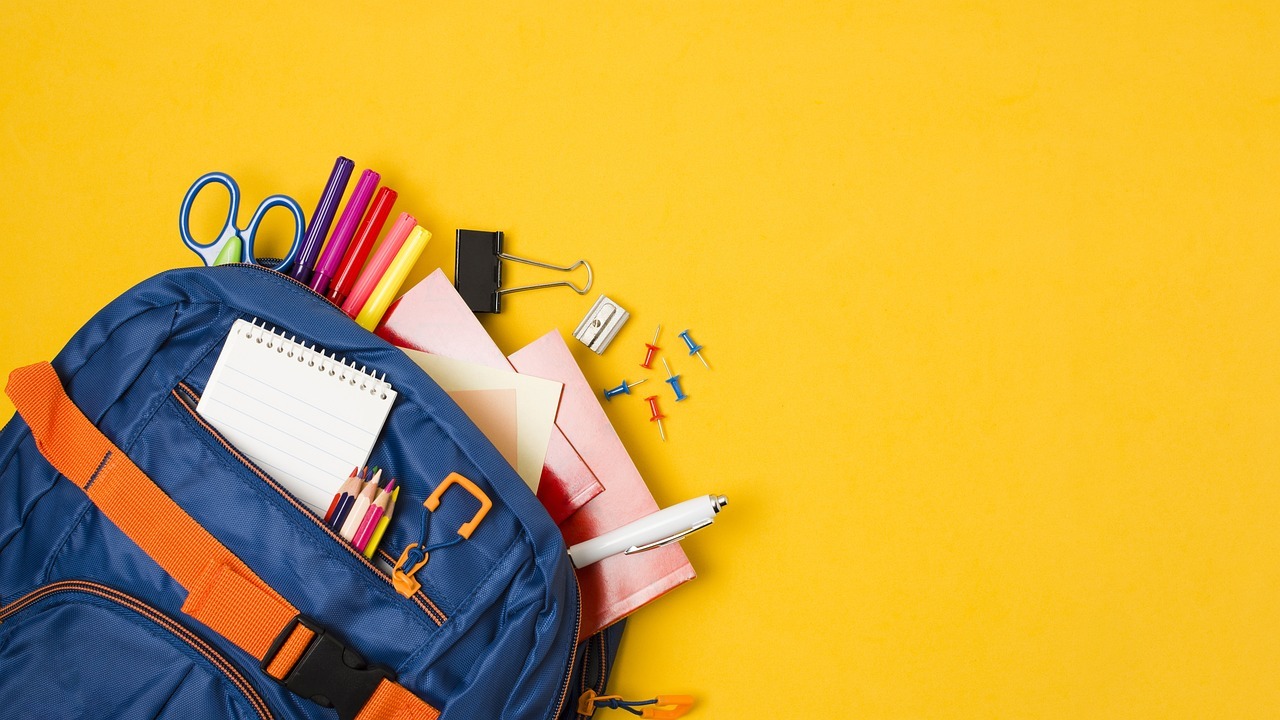 school supplies 5541099 1280