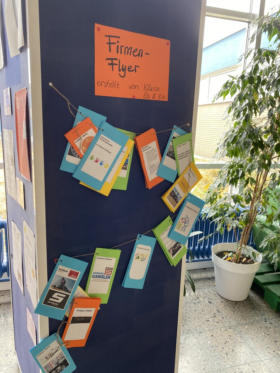 Klassenstufe 8 gestaltet Flyer im WBS-Unterricht