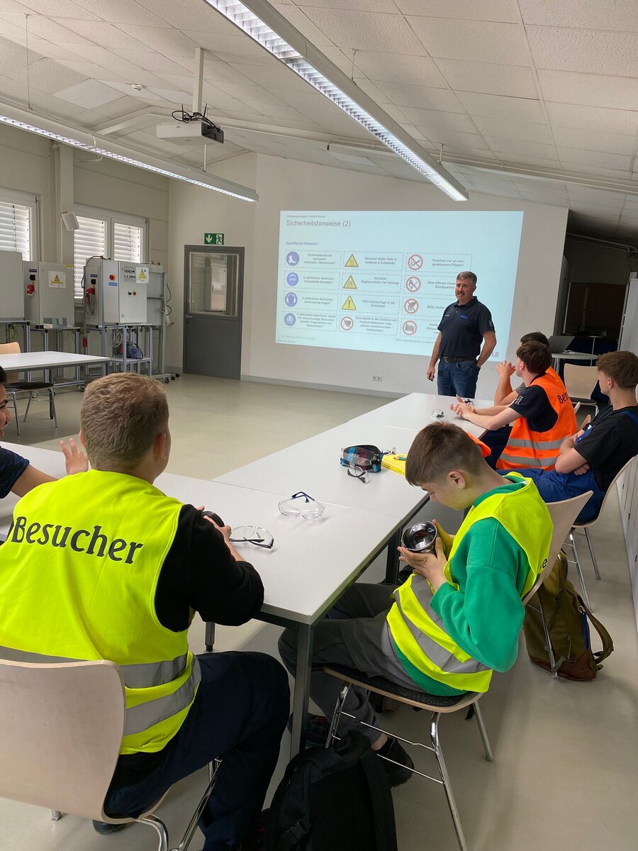 Achtklässler zu Besuch bei Mahle