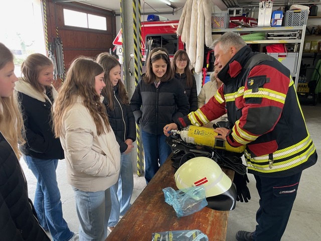 Aktionstag Katastrophenschutz – Klassenstufe 6 zu Besuch bei der Feuerwehr Villingendorf