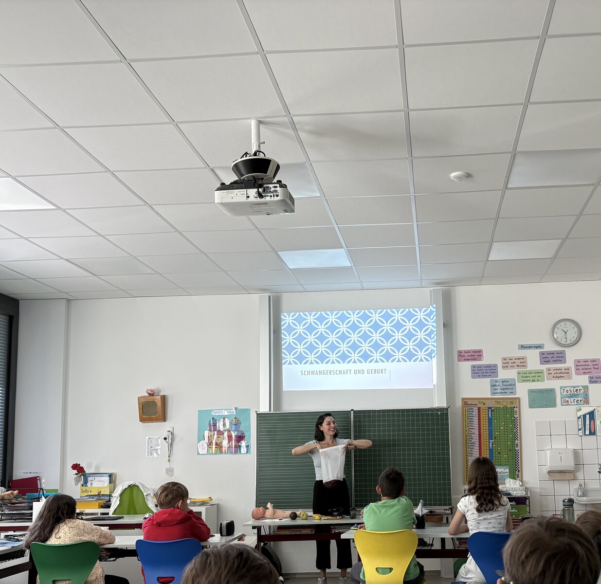 Besuch der Hebamme in der Klasse 4