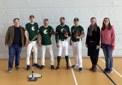 Schulleiter Rainer Kropp-Kurta mit dem Trainerteam des Baseball-Vereins „Cavemen Villingendorf“: Viv