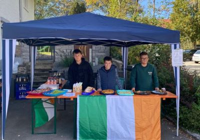 Leckerer Kuchen von der Irlandklasse beim Garagenflohmarkt in Villingendorf 