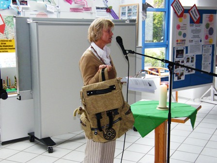 Frau Becker packt den Rucksack