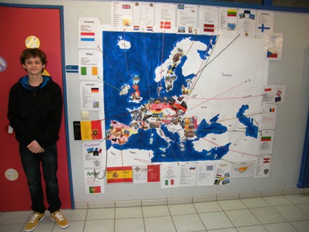 Sebastiano präsentiert die Karte der EU