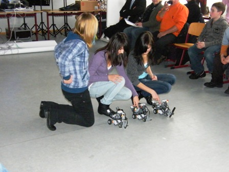 Sabine, Xenia und Olesja lassen die Robos tanzen