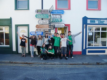 Die Klasse 7 vor dem berühmten Wegweiser in Ballyvaughan