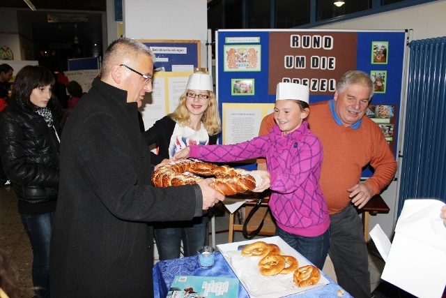 Bürgermeister Karl-Heinz-Bucher gewinnt Riesen-Brezel