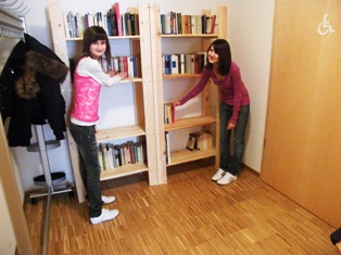 Olseja und Xenia ordenen die Senioren-Bibliothek